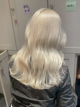 ベレーザ 渋谷(BELEZA) 18137シルバーホワイトアッシュセミロングレイヤーワンホンヘア