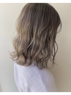 アルティナ(artina) 波ウェーブセミディ×グレージュカラー【artina町田】