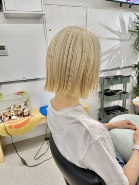 ヒビヲ(HIBIO) ショートボブ切りっぱなしボブタッセルボブベージュカラー横浜