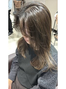 オリーブグレージュ／顔周り／レイヤー／毛流れ／