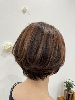 《丁寧なカウンセリング×骨格補正》で理想のシルエットに◇年代に合うカラー提案で上質大人ショートを実現