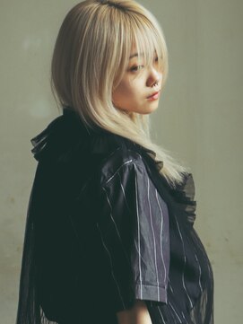 バーノン(VERNON) WHITE SEMILONGwearingFUMIKA　UCHIDA【VERNON】058-262-3611UP