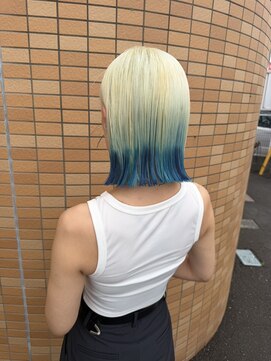 ヘアサロンナンバーワンクラブ上和田本店 ホワイトシルバー×ブルーグラデーションボブ