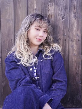 コイ(coii) ブロンドのカジュアルウェーブミディ