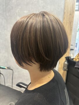 エレノア 越谷(Eleanor) 白髪ぼかしハイライト/ショートボブ【RIE】