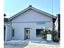 メリア(MELIA)の雰囲気（店前に駐車場3台。裏に2台。大型車は横付けでご利用ください。）