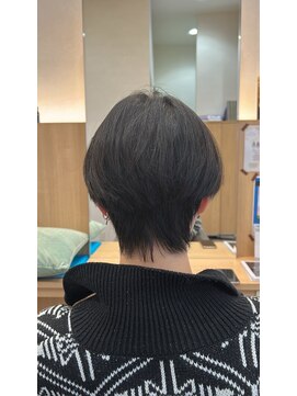 ウイバイファースト(u'i by first) 襟足がすっきりと刈り上げ ネープを強調したショートレイヤー