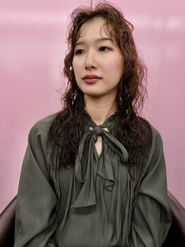 キジ(KIJI)の写真/【ブリーチパーマ/酸性パーマ】低負担で幅広いデザインに。ゆるウェーブ～強めカールまで。