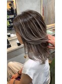 レイヤーボブハイライトブリーチレイヤーハイトーングレージュ