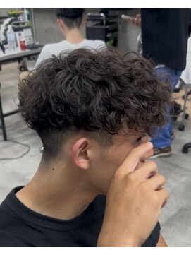 イーラ(era) スペカール ツイストスパイラル眉カットメンズパーマ