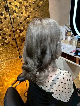 ハンナ 札幌(HANNAH) スモーキーシルバームーン くびれヘア 夏のヘアアレンジ