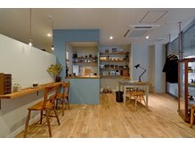 チョップショップ アット アメリア 宝塚店(CHOP SHOP at Ameria)の雰囲気（木の温もりと柔らかな店内は落ち着いた空間となっております。）