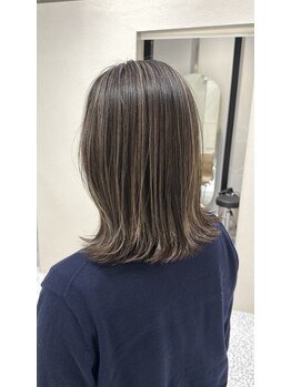 スリー(THREE)の写真/【白髪を“隠す”から“活かす”へ】大人世代の悩みに寄り添い、伸びても気にならない自然な白髪ぼかしへ！