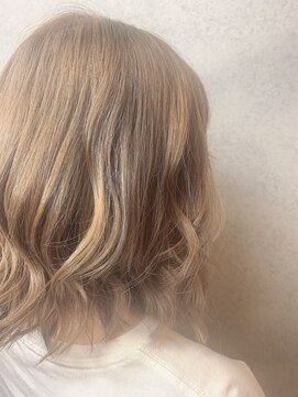ヘアサロンM 新宿 ホワイティーベージュ