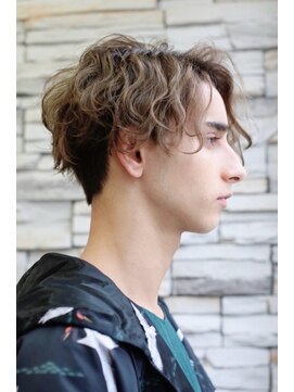 ルーツ(ROOTS) 色気のある質感で男を上げるパート分けマッシュショート