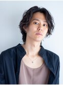 大人な色気溢れるセンターパートウルフパーマ