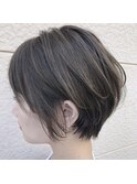耳掛けが可愛いショートボブ