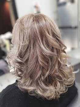 ヘアースタジオ ジェイワン(hair studio J ONE)の写真/外国人風の透明感が叶うイルミナカラー導入★トレンド×個性を引きだす提案力で、ワタシカラーに出会える♪