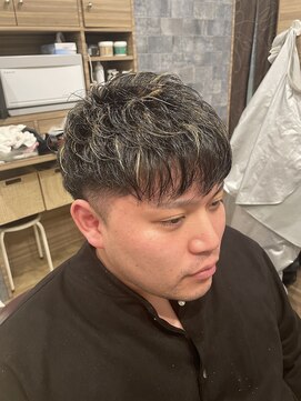 銀座マツナガ 浅草店 短髪ツーブロショート/金メッシュスタイル