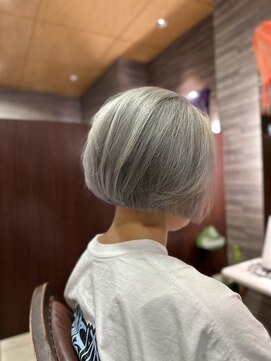 美容室 イルフェドゥ(Il fait doux) ホワイトシルバーボブ