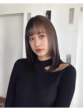 艶グレージュのミディアムヘア