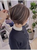 白髪ぼかしハイライト　グレージュ　前下がりショートボブ