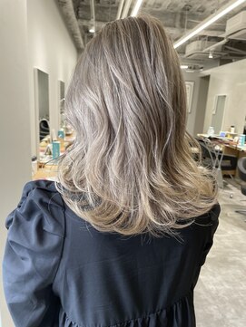 アヴァンス 京橋店(AVANCE) ハイトーンカラー外国人風ホワイトベージュ×透明感くびれミディ