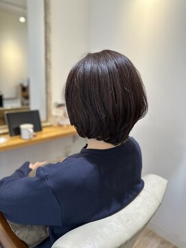 ハッコ(hacco) 艶系ショートボブ/グレーベージュ/フレンチカジュアル/白髪