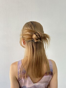 アオ(AO。) シニヨンアレンジ/ハーフアップシニヨン/結婚式お呼ばれヘア