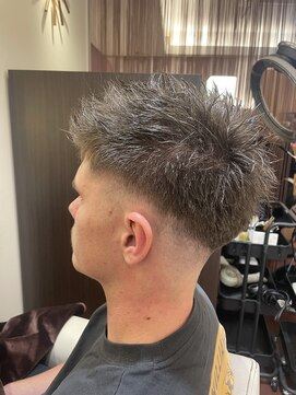 スキンフェード×ハイトーンカラー