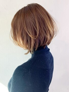 アイティーバイアルバム 藤沢店(IT by ALBUM) 前下がりグラボブ_ペールベージュ外ハネボブ_ba290463