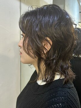 メイカ(MEIKA) 【 ミディアムウルフパーマ × オリーブカラー 】浅野美紀