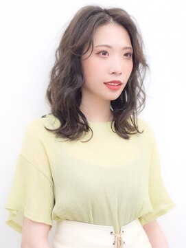 エイトヘアー(8 HAIR) センターパート透明感ウェーブ
