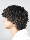 渋谷メンズミディアムパーマセンターパート緩めサーフカール