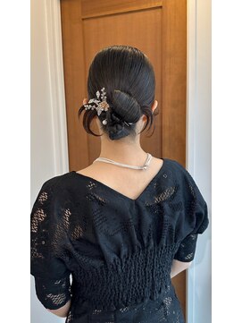 ウユ(uyu) 個性派シニヨンヘアセット