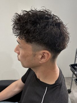 ヒュイル バイ ニアウ(Hwyl by Niau) メンズカットパーマショートツイストスパイラルパーマ刈り上げ
