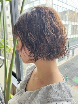 ビハインドザカーテン(BEHIND THE CURTAIN) くせ毛を活かしたレイヤーボブ