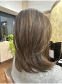 白髪ぼかしナチュラルウルフミディアムレイヤー前髪なし40代50代