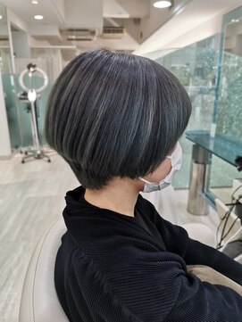 クオーター(QUARTER) スモーキーアッシュショートボブ