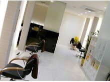 キュアーズの雰囲気（白を基調とした清潔感のあるサロンです）