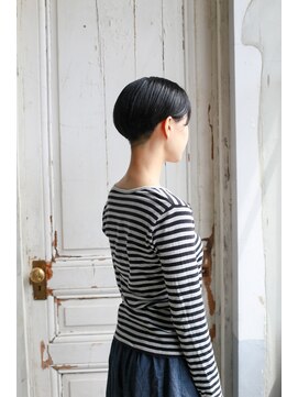 ホワイトルーム(White Room) 黒髪のマニッシュショート