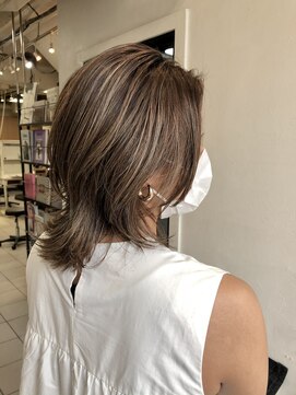 ペネロープ(Penelope) ［新宿］外ハネ/ミディアムレイヤー/ハイライト/グレージュ