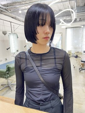 エイルミヤザキ(Ail Miyazaki) ブルーブラック×切りっぱなしボブ