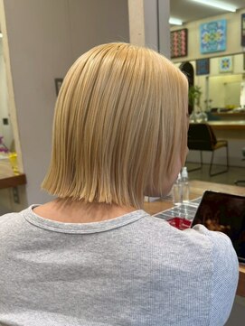 キサイ バズ(kisai BUZZ) ブリーチカラー/ブロンドベージュ/切りっぱなしボブ