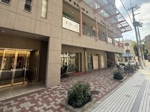 エンブレス(EnBlesS)の雰囲気（「阪神西宮駅徒歩3分｜看板奥の階段から2階へ」）