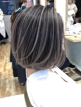 ディーナ(D'na) 『D'na』グレージュハイライト風バレイヤージュ　清水