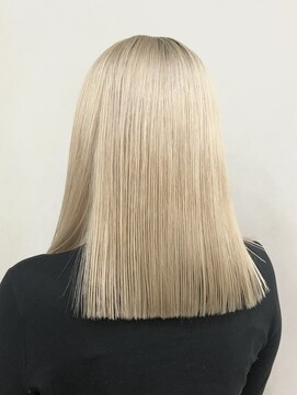 イル(iLu.) 切りっぱなしボブホワイトブロンドミルクティーベージュホワイト