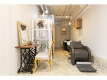 ココヘアメイク(KOKO hair make)の雰囲気（首に負担のないフルフラットのシャンプー台を採用しています。）