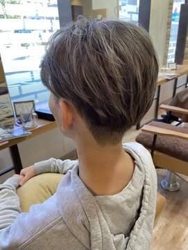 シルバー系のハイライトとハイトーンカラー×メンズデザイン