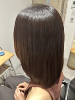 エスト(est)&nbsp;モードな雰囲気でクールぱっつんミディアムスタイル